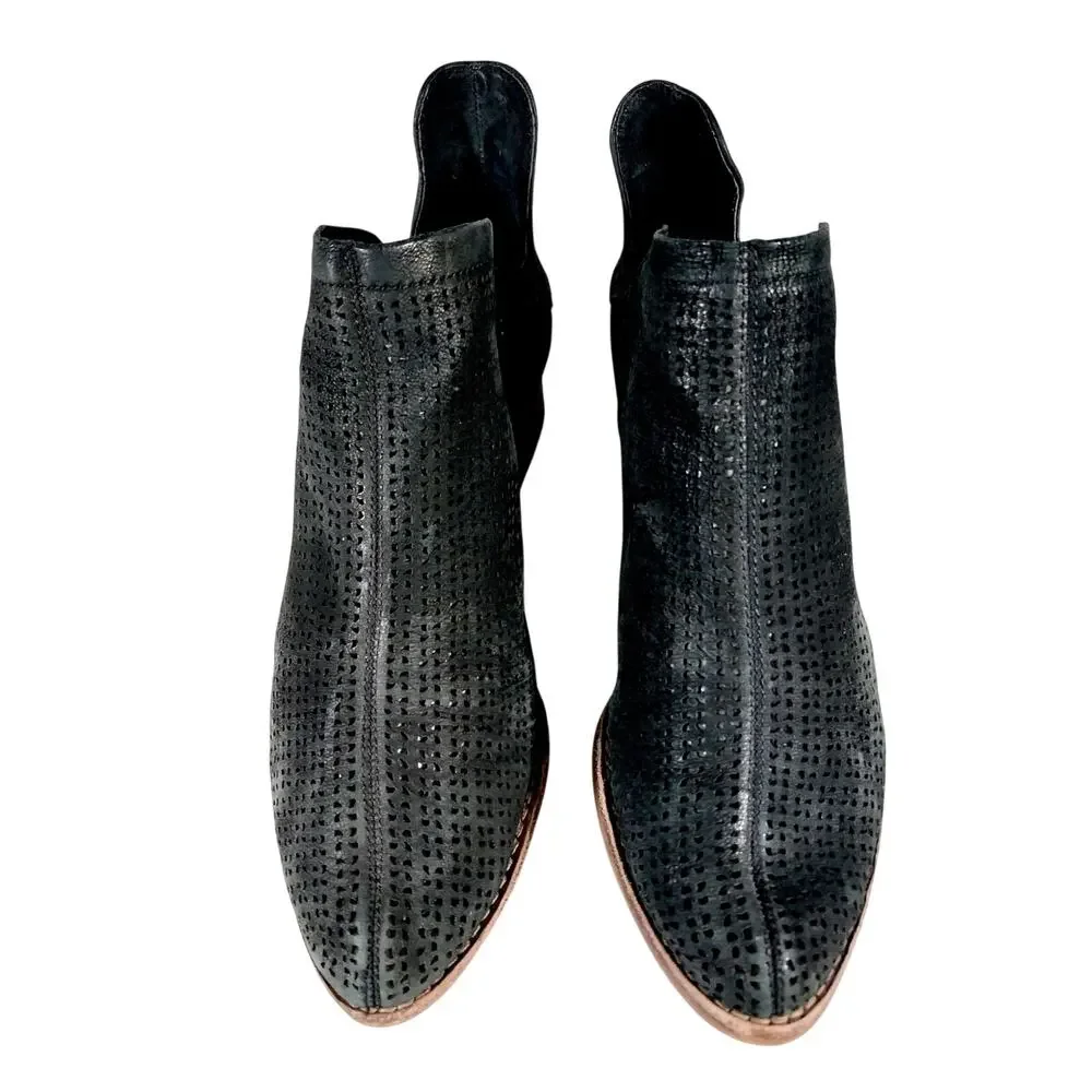 VINCE CAMUTO! BLACK GENUINE SUEDE LEATHER PERFORATED FINISH ANKLE BOOTS! SZ 5.5M